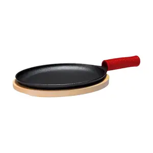 Pfännchen Guss oval 37x18cm 1 Langgriff m. Holztablett + Silikonhülle 