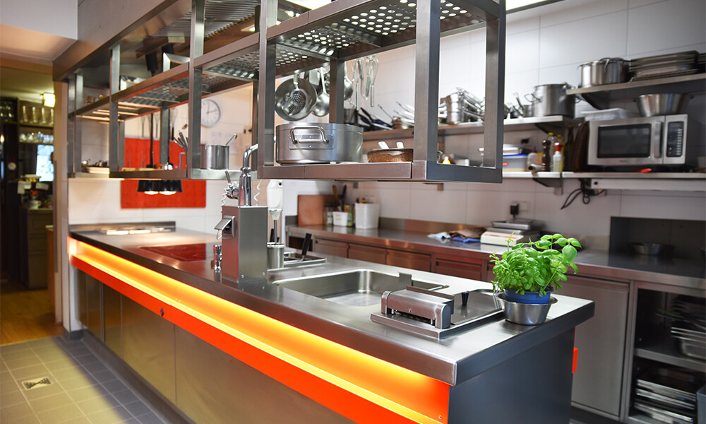 Perfekt geplant, sauber umgesetzt, mit Freude genutzt: die neue Küche im Gasthaus Kranz in Schopfheim.schafferer-gastro-grosskuechen-einrichtungen-restaurant-kranz-FAN 5958 1000x600px