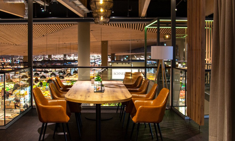 Warme Farben und klare Linien dominieren das Restaurant Herzplatz. Gemütliche und separate Nischen  garantieren Ruhe beim Essen, während der Blick aufs Einkaufsgeschehen bleibt