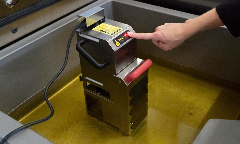 Vito AG Frittierölfilter anschalten für Reinigung der Fritteuse in Gastro-Küche