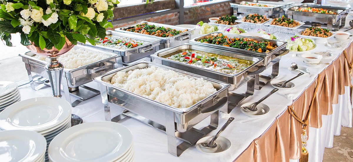 Buffetzubehör auf Tisch