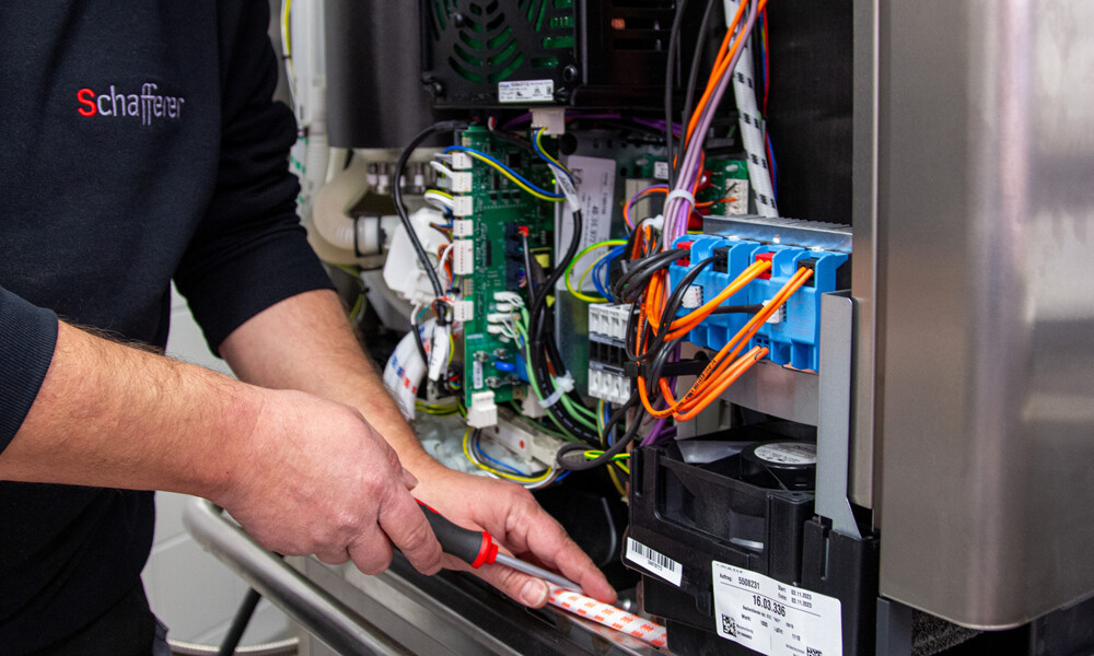 Profis am Werk: Bevor große Schäden im laufenden Alltag auftreten, werden während der regelmäßigen Wartung bereits im Vorfeld Schwachstellen identifiziert und behoben. 