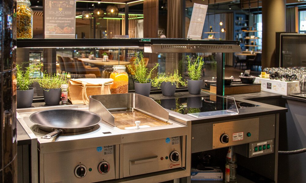 Die Nudeln werden täglich frisch hergestellt. Jeder Gast bekommt innerhalb kürzester Zeit sein Lieblingsgericht – ob Salat, Pizza oder Wok