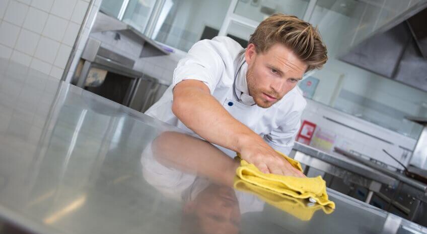 Edelstahltisch putzen