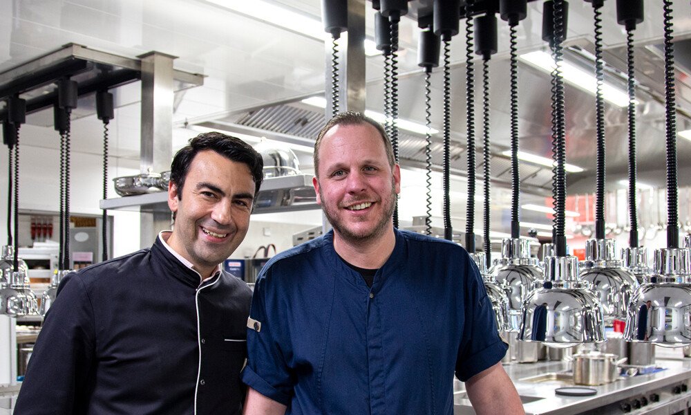 Hotelchef Fotios Archangelos und Küchenchef Mirco Flügge: Gemeinsam mit den Mitarbeitenden gelang der Küchenumbau reibungslos.