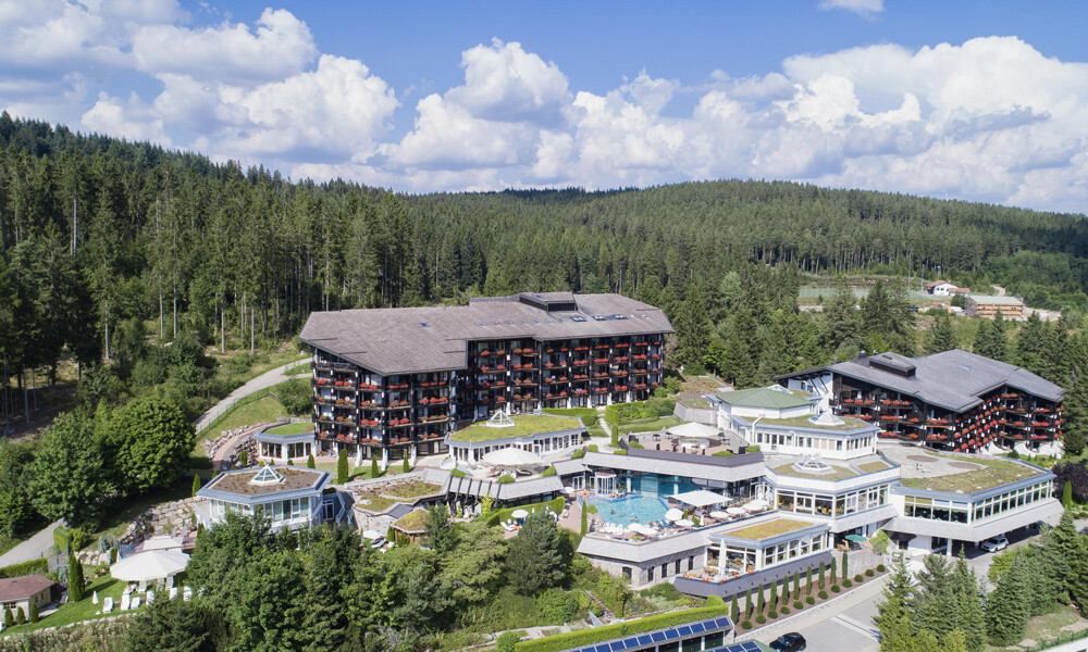Das Hotel Vier Jahreszeiten ist nicht nur groß, sondern auch großartig! Bekannt ist das Hotel unter anderem für den perfekten Service, kulinarische Höhepunkte, den SPA-Bereich und die Kinderfreundlichkeit.