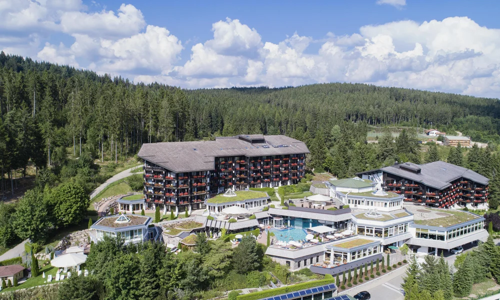 Das Hotel Vier Jahreszeiten ist nicht nur groß, sondern auch großartig! Bekannt ist das Hotel unter anderem für den perfekten Service, kulinarische Höhepunkte, den SPA-Bereich und die Kinderfreundlichkeit.
