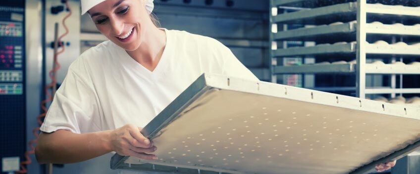 Frau mit Gastronomie-Blech in den Händen
