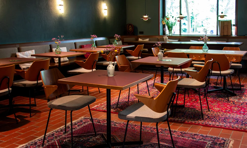 Luftig, großzügig und durchdacht: der Gastraum der Schladerer Bar