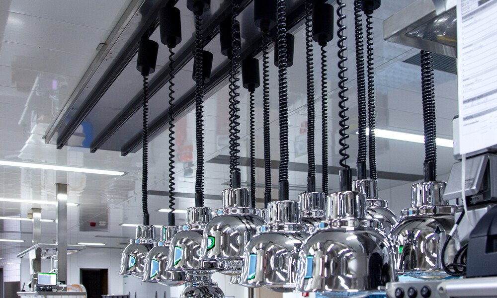 Genug Wärmelampen für viele Essen. Das Besondere: Bei Bedarf  werden die Wärmelampen über die gesamte Länge der Ausgabe gezogen.