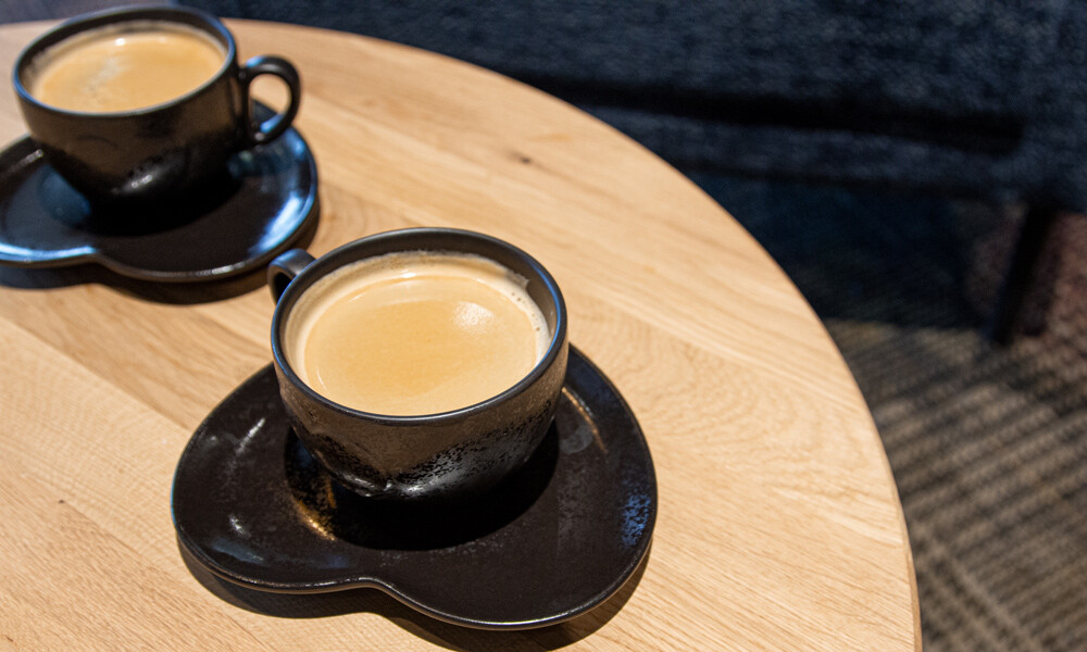 Herzuntertassen: ein Detail, das die Herzlichkeit von EDEKA zitiert