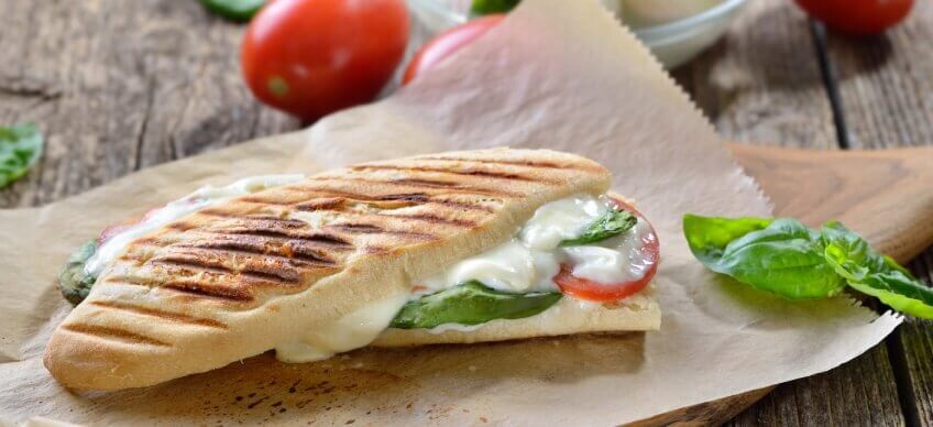 Ein Panini auf einem Holzbrett