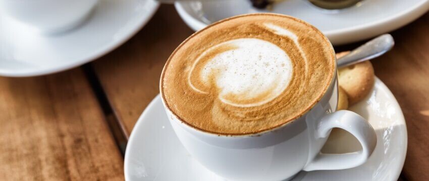 Eine Cappuccinotasse auf einem Restauranttisch