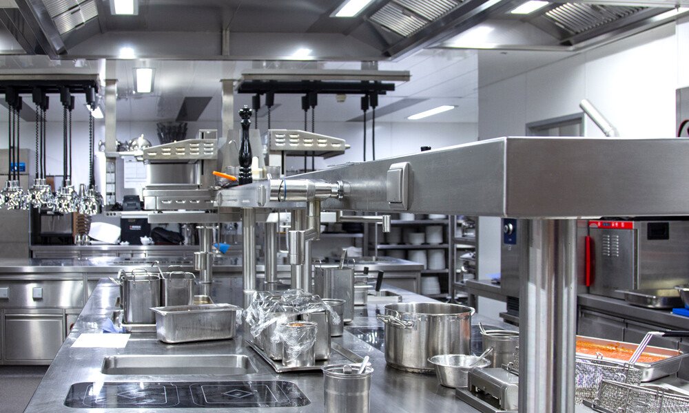 Bestens ausgestattet: Die riesige Küche freut nicht nur den Küchenchef, sondern die gesamte Brigade, eingeschlossen die vielen Auszubildenden.