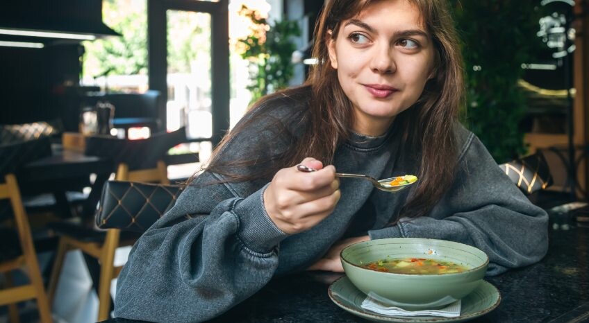 Frau mit Löffel im Restaurant